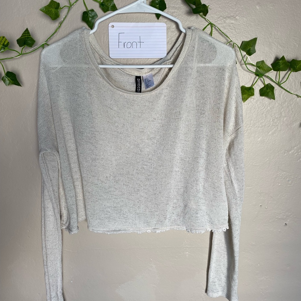 DIVIDED knitted long sleeve with back opening.